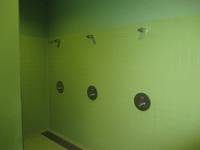 gekachelter Raum mit 3 Duschplätzen