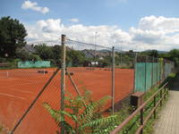 eingezäunte Tennisplätze