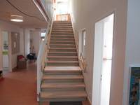 gerade Treppe, nach 4 Stufen Podest, links Handlauf für Kinder und Erwachsene, rechts Handlauf für Kinder
