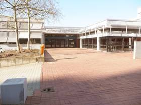 großer Pausenhof, im Hintergrund Schulgebäude