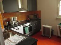 Eine Küchenzeile mit Ofen, Herdplatten, Spülmaschiene, Mikrowelle und Spüle