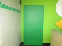 dunkelgrüne Tür in hellgrüner Wand