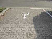 Ein Behindertenparkplatz mit einer Bodenmarkierung in Form eines Rollstuhlsymbol.