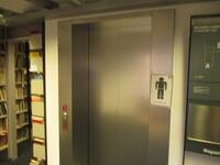 Ein geschlossener Aufzug mit einer metallenen Türe