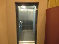 offener Aufzug, Handlauf und Tastenfeld rechts im Aufzug