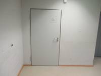 weiße einflüglige Tür mit Türdrücker, ohne Kontrast zur Wand
