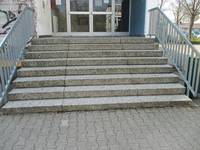 Breite Treppe mit Handläufen links und rechts 