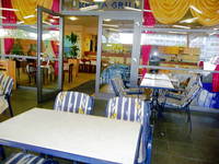 Gastraum mit Stühlen innen und außen im Kreta Grill im Kaufland in Rohrbach-Süd
