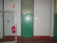 grüne Tür in einer weißen Wand