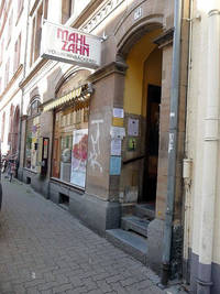 Eingang mit drei Stufen zur Bäckerei Mahlzahn in der Weststadt