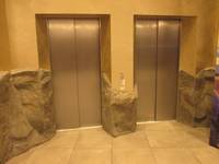Zwei nebeneinander liegegende Aufzüge mit geschlossenen Türen