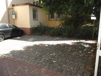 Drei Behindertenparkplätze im Hinterhof Volkshochschule