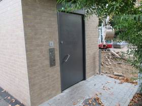 Toilettenkabine, Steinwürfel mit Eingangstür aus Stahl