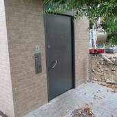 Toilettenkabine, Steinwürfel mit Eingangstür aus Stahl