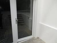 Eine Glastür in einem weißen Rahmen