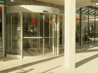 Eingang zur Sparkasse im Neuenheimer Feld mit Automatiktür