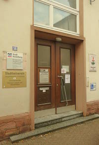 Eingang zum Bürgeramt Ziegelhausen mit zwei Stufen