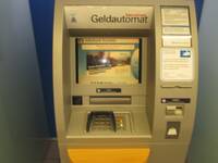 Ein Geldautomat mit Tastenfeld, Touchscreen und Karteneingabe