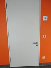 weiße Tür in einer orangenen Wand