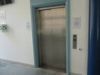 Ein geschlossener Aufzug mit einer Metalltüre