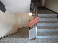 Treppen mit handlauf innen führen zu den Umkleiden und der Halle 