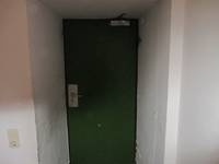 grüne Tür etwas in der Wand zurückgesetzt