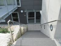 Treppe mit Geländer, rechts neben der Treppe ist der Aufzug
