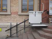 Treppe mit eingebauten Plattformlift, aufgeklappter Plattformlift ist hochgefahren
