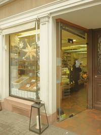 Eingang der Bäckerei Grimm mit einflügliger Drehflügeltür