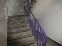 Treppen mit Handlauf rechts, links Wand