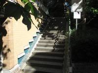 Außentreppe, führt vom Nebeneingang direkt am Gebäude auf den höhergelegenen Schulhoführt