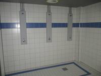 gekachelter Duschbereich mit drei Duschplätzen