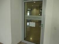 einflügelige Glastür, auf Brusthöhe weißer Streifen mit der Beschriftung "Fahrstuhl / Treppenhaus"
