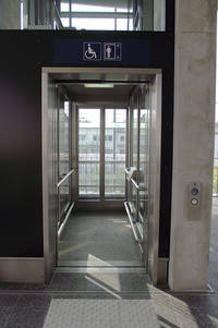 Ebenerdiger Zugang zum Aufzug Ausgang Süd im Heidelberger Hauptbahnhof 