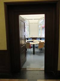 offen stehende Tür zu Besprechungsraum in Fraktionsbüro, im Raum großer Tisch und Stühle