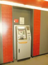 Auf dem Bild ist der SB-Geldautomat zu sehen, rechts und links sind rote Streifen mit guten Kontrast zu sehen