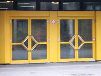 2 zweiflüglige Glastüren mit gelben Rahmen